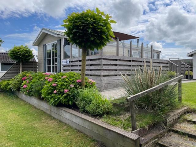 Chalet Makkum C99B Met Prive Gelegen Tuin Aan Het Water Exterior photo